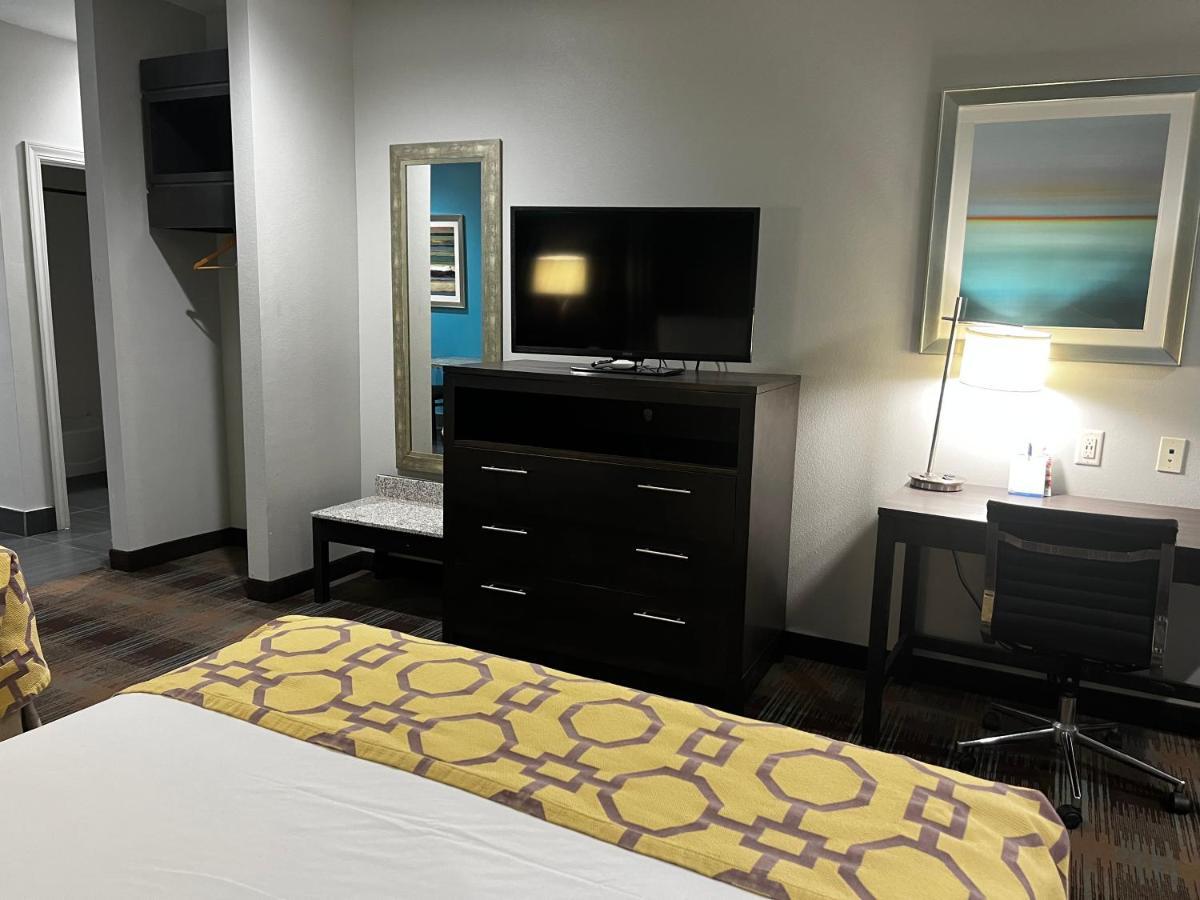 Baymont By Wyndham Bryan College Station Hotel Exterior photo